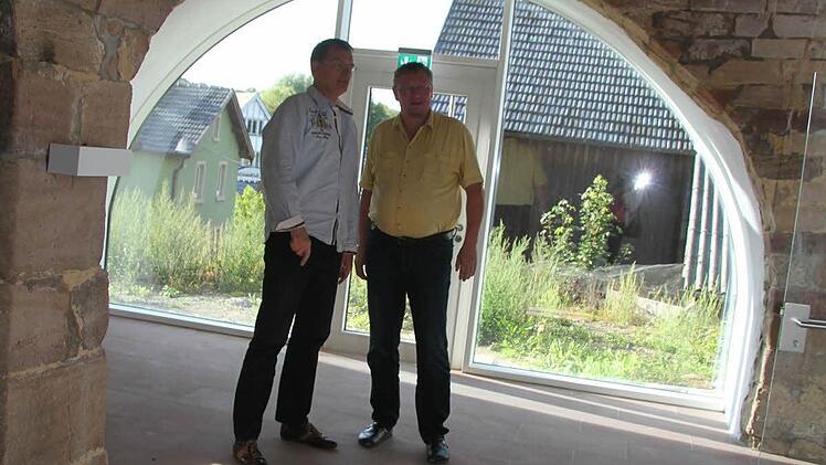 Der Gewölbekeller im Untergeschoss ist eine Augenweide geworden, schauen sich Pfarrer Wolfgang Oertel und Harald Wenig vom Fundraising-Team den Baufortschritt an.