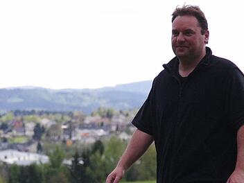 Bürgermeister Michael Pöhnlein vor seiner Heimatgemeinde.  Foto: Marco Meißner