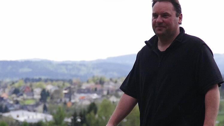 Bürgermeister Michael Pöhnlein vor seiner Heimatgemeinde.  Foto: Marco Meißner