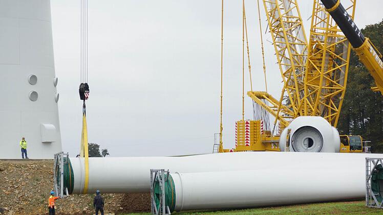 Arbeiter bereiten die Flügel für die Montage vor. Foto: Arkadius Guzy