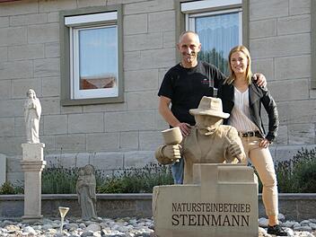 Renee Steinmann und Tochter Jessica freuen sich auf die weitere Zusammenarbeit. Nach Abitur, Lehre und Ausbildung zur Technikern und Steinmetzmeisterin, arbeitet sich Jessica jetzt in die Firmenleitung ein. 25 dauerhaft Beschäftigte hat der Betrieb in Trossenfurt. Fotos: Sabine Weinbeer
