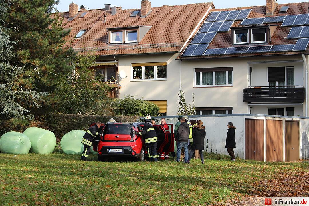 Unfall aufgrund von medizinischer Ursache – Kleinwagen in Heuballen geparkt