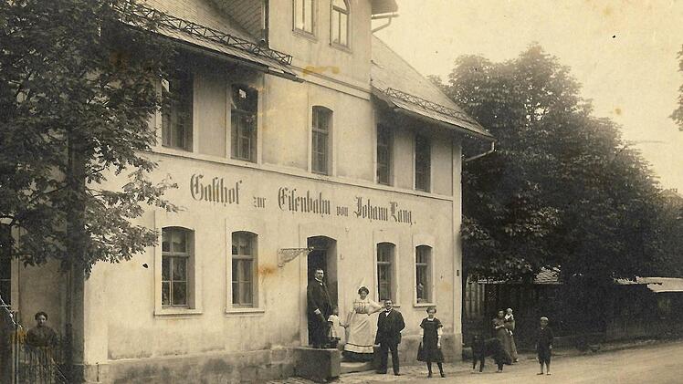 Aufnahme von 1915 mit Wirt Karl Lang und Angehörigen. Repros: Fleischmann