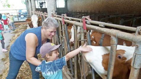 Heidi Lindner führte die besonders mutigen Kinder sogar vorsichtig an Kühe heran. Foto: Lothar Weidner