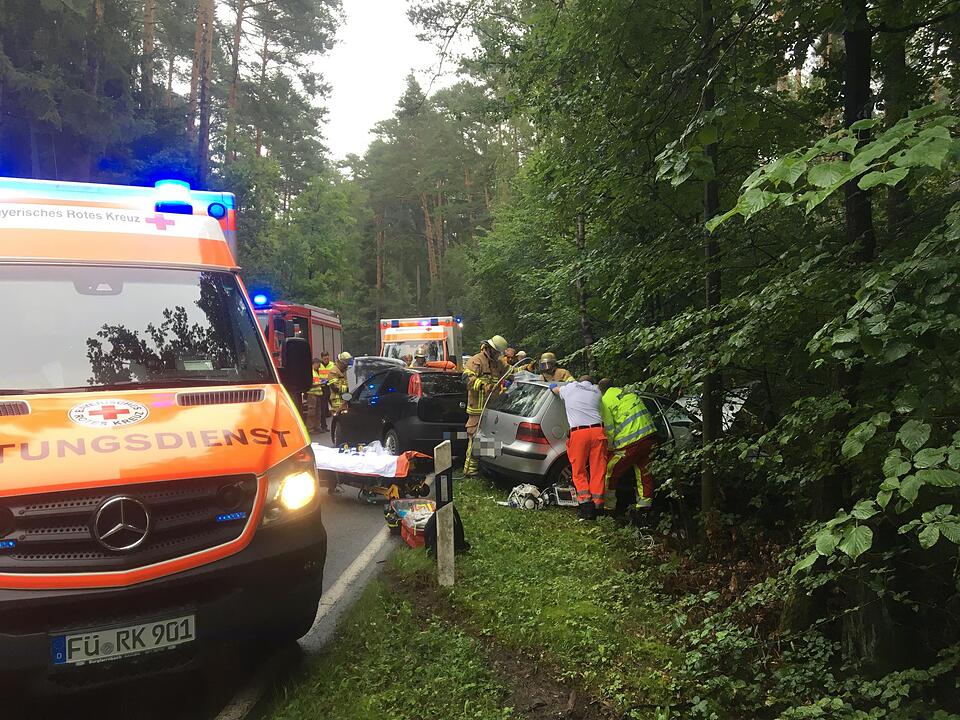 Frontalkollision auf regennasser Fahrbahn bei Fürth