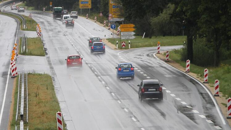 Eigentlich ist das Überholen nicht erlaubt. Diese Autofahrer (links) hält sich nicht dran.