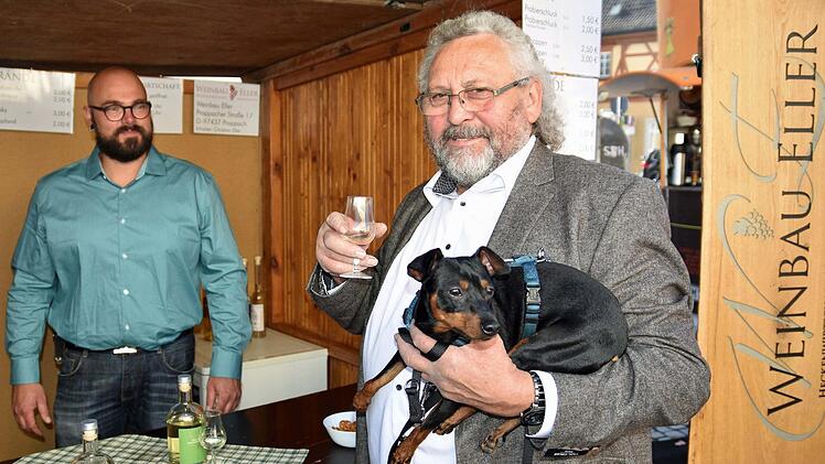 Hilmar Schmitt aus Krum (rechts) lobte den ersten Haßfurter Whisky von Christian Eller (links): "Er schmeckt sehr gut", sagte er und ließ sich das Buchenrauch-Malzgetränk auf der Zunge zergehen.Ulrike Langer