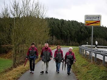Stammgäste bei der Silvesterwanderung des SV Tambach sind die Wanderfreunde aus Schwarzenbach an der Saale. Diese Vier bildeten am Sonntag die Vorhut für 20 weitere Mitgereiste. Foto: Bettina Knauth
