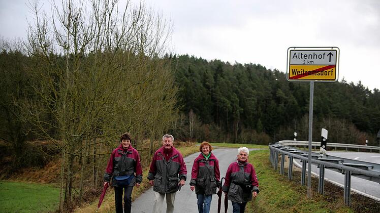 Stammgäste bei der Silvesterwanderung des SV Tambach sind die Wanderfreunde aus Schwarzenbach an der Saale. Diese Vier bildeten am Sonntag die Vorhut für 20 weitere Mitgereiste. Foto: Bettina Knauth