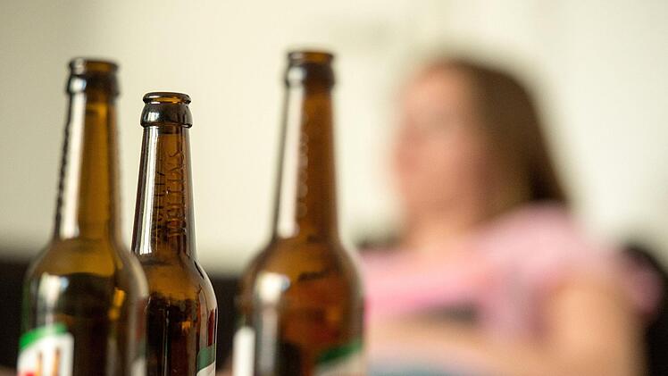 Die Polizei hat eine v&ouml;llig betrunkene Frau auf einer Stra&szlig;e in Erlangen entdeckt. Sie konnte sich nur noch kriechend fortbewegen. Symbolfoto: Alexander Heinl/dpa