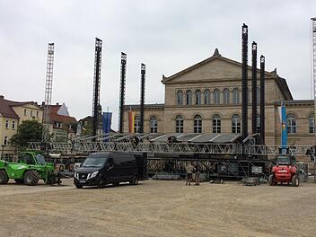 Der Bühnenaufbau am Coburger Schlossplatz läuft auf Hochtouren.Foto: Oliver Schmidt