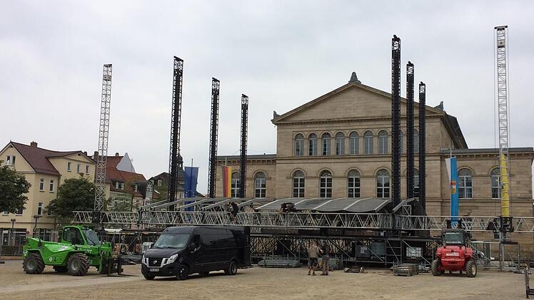 Der Bühnenaufbau am Coburger Schlossplatz läuft auf Hochtouren.Foto: Oliver Schmidt