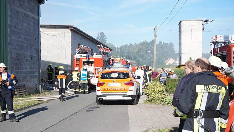 Acht Freiwillige Feuerwehren waren im Einsatz.     Foto: Karl Holzberger