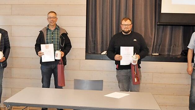 Bürgermeister Baunacher (rechts) vereidigte in der Gemeinderatssitzung die neuen Feldgeschworenen Stefan Firsching, Thomas Aumüller und Johannes Werner (von links).