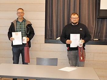 Bürgermeister Baunacher (rechts) vereidigte in der Gemeinderatssitzung die neuen Feldgeschworenen Stefan Firsching, Thomas Aumüller und Johannes Werner (von links).