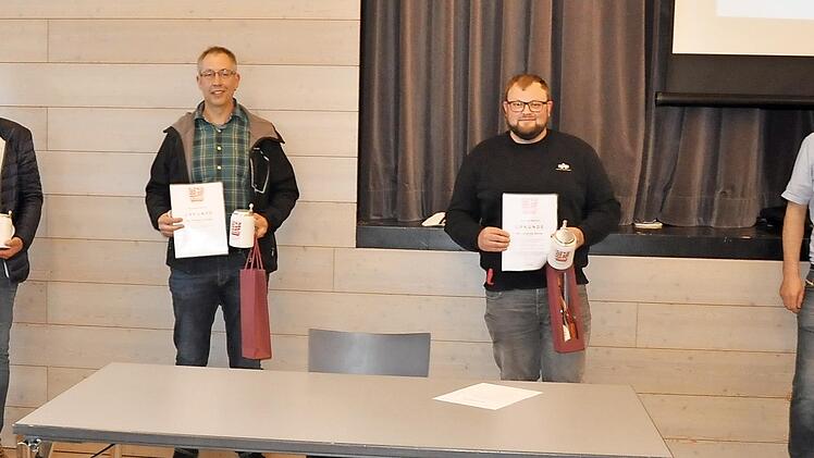 Bürgermeister Baunacher (rechts) vereidigte in der Gemeinderatssitzung die neuen Feldgeschworenen Stefan Firsching, Thomas Aumüller und Johannes Werner (von links).
