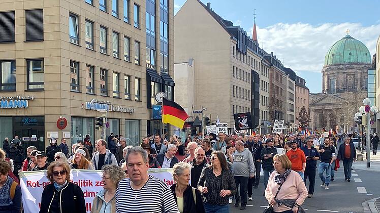 Demos in Nürnberg - Polizei muss Blockierer abwenden