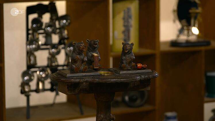 Ebenfalls kurios war der Rauchertisch mit Bären und einer Spieluhr aus der Schweiz aus den 1950er-Jahren, der bei der Expertise auf 700 bis 1.000 Euro geschätzt wurde. Friedrich Häusser zahlte 700 Euro.