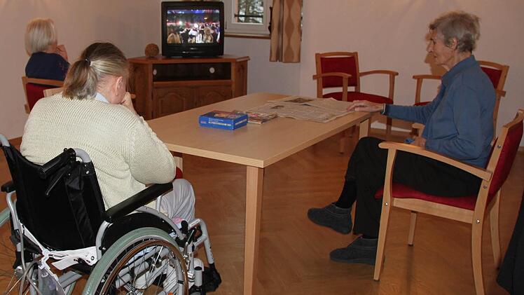 Im Gemeinschaftsraum suchen die Bewohner Unterhaltung.