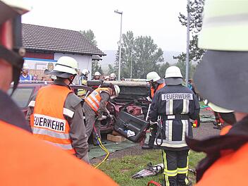 Mit hydraulischem Werkzeug befreien die Einsatzkräfte die Verletzten.Fotos: Gerd Schaar