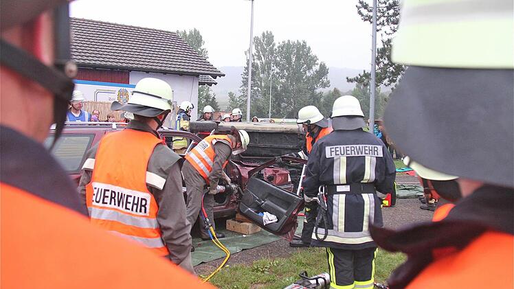 Mit hydraulischem Werkzeug befreien die Einsatzkräfte die Verletzten.Fotos: Gerd Schaar