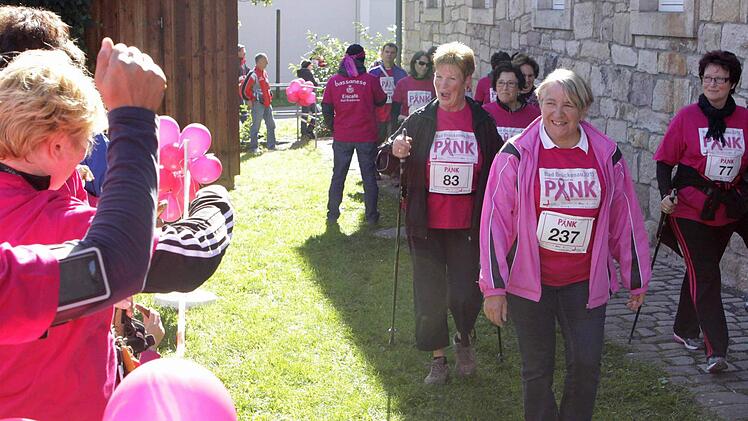 Partystimmung im pink dekorierten Zielbereich. Foto: Thomas Dill