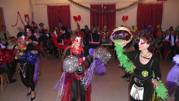 Die Showtanzgruppe der Frauengymnastik begeisterte in Thonberg. Foto: Dieter Wolf