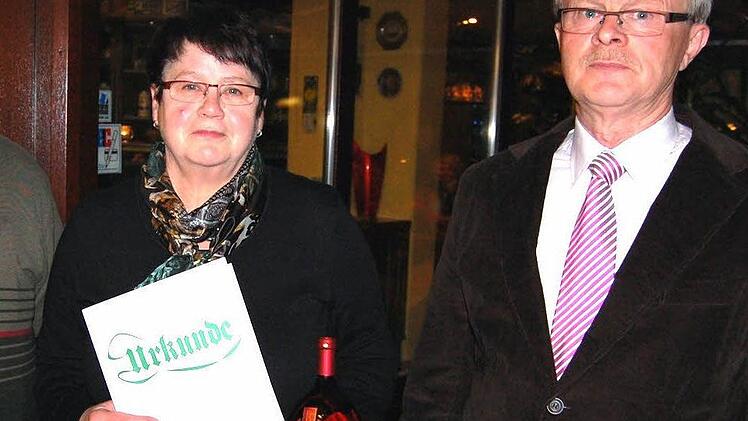 Hubert Kober ehrt Gerda Neder: Sie ist seit 25 Jahren dabei und erhielt die silberne Ehrennadel.