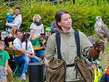 Falknerin Alexa Feder-Meininghaus hatte zum Ferienprogramm der Euerdorfer Jagdpächter ihre prächtigen Tiere mitgebracht.  Foto: privat