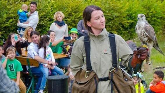 Falknerin Alexa Feder-Meininghaus hatte zum Ferienprogramm der Euerdorfer Jagdpächter ihre prächtigen Tiere mitgebracht.  Foto: privat