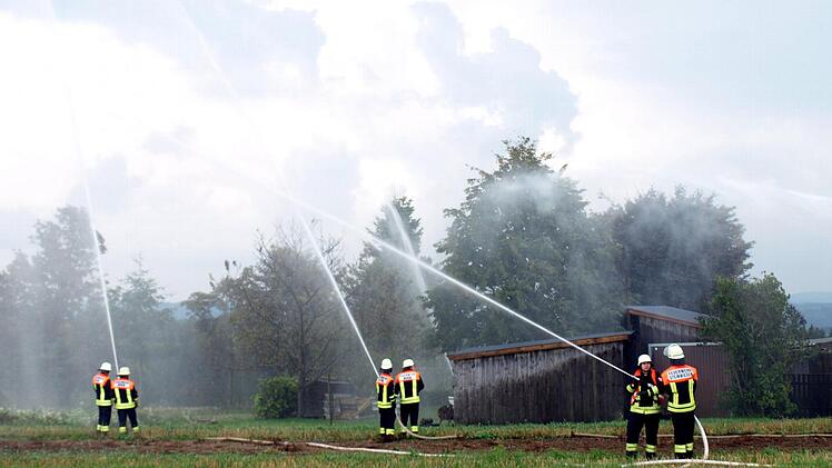 Gute Zusammenarbeit - die Feuerwehrmänner aus Nurn und Steinwiesen an den Strahlrohren. Foto: Susanne Deuerling