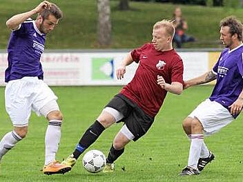 Julian Diem (Mitte) vom Team "Maintal" wird von Benedikt Faber (links) und Johannes Faber von der Mannschaft "Lebenshilfe Augsfeld" attackiert. Foto: Ralf Naumann