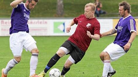Julian Diem (Mitte) vom Team "Maintal" wird von Benedikt Faber (links) und Johannes Faber von der Mannschaft "Lebenshilfe Augsfeld" attackiert. Foto: Ralf Naumann