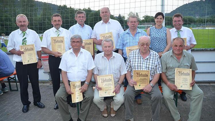 Sie halten seit 50-, beziehungsweise 40- Jahren den SV Friesen die Treue. Mit im Bild Zweite Bürgermeisterin Angela Hofmann (2.v.r.) Fotos: Karl-Heinz Hofmann