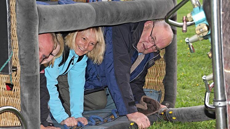 Anstrengung vor dem Flugerlebnis: Richard Ebert (rechts) mit Bärbel, Melanie und Michael (von rechts) im noch liegendem Ballon. Fotos: Helmut Will