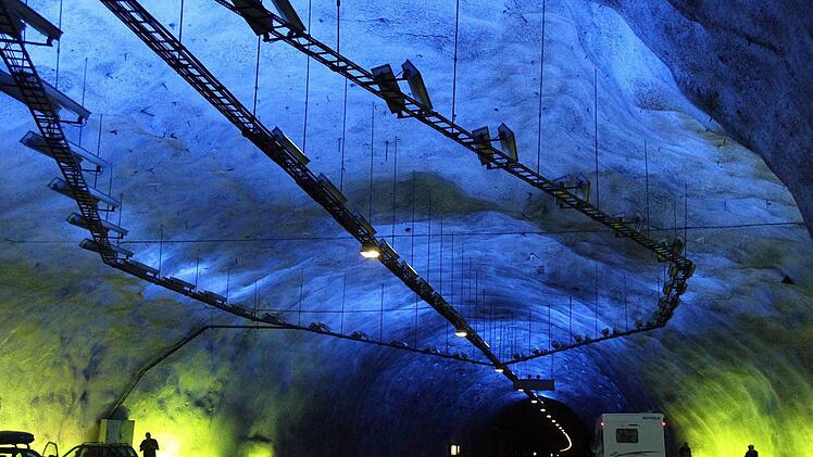 Wie aus einer anderen Welt: Diese Impression gelang an einer Haltebucht in einem 24 Kilometer langen Straßentunnel. Foto: Klaus Hümmer