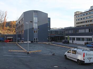 Der provisorische Parkplatz im Bereich der Notaufnahme steht bis zum Neubau des Klinikums zur Verfügung. Fotos: Alexander Hartmann