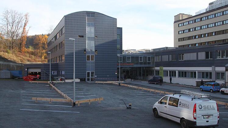 Der provisorische Parkplatz im Bereich der Notaufnahme steht bis zum Neubau des Klinikums zur Verfügung. Fotos: Alexander Hartmann