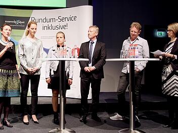 Elisabeth Preuß, Nadine Küster, Verena Bentele, Walter Hofer, Dietmar Knoess und Moderatorin Angie Stifter (v. l.) machten sich in einer Talkrunde stark für die Inklusion von Menschen mit Behinderung in eine gemeinsame Arbeitswelt. Foto: Richard Sänger