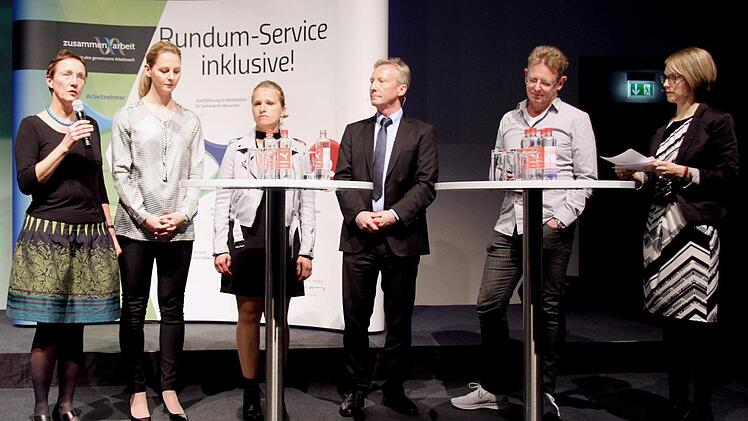 Elisabeth Preuß, Nadine Küster, Verena Bentele, Walter Hofer, Dietmar Knoess und Moderatorin Angie Stifter (v. l.) machten sich in einer Talkrunde stark für die Inklusion von Menschen mit Behinderung in eine gemeinsame Arbeitswelt. Foto: Richard Sänger