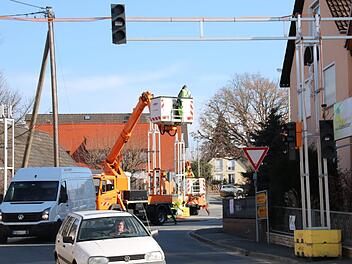Mitarbeiter einer Nürnberger Verkehrssicherungs-Firma bringen die temporären Ampeln in Kersbach an. Foto: Ronald Heck