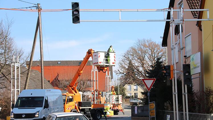 Mitarbeiter einer Nürnberger Verkehrssicherungs-Firma bringen die temporären Ampeln in Kersbach an. Foto: Ronald Heck