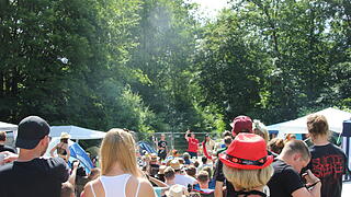 Die Parkrocker feiern das Bier in einer Biermesse