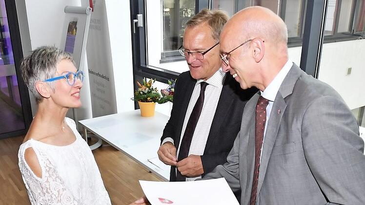 MGO-Gesch&auml;ftsf&uuml;hrer Walter Schweinsberg (von rechts) und OB Andreas Starke zeichnen Monika Lang mit der B&uuml;rgernadel aus. Im Herbst sollen wieder B&uuml;rgernadeln verliehen werden. Vorschl&auml;ge nimmt die Stadt per E-Mail an anja.klueser@stadt.bamberg.de entgegen. Fotos: Ronald Rinklef