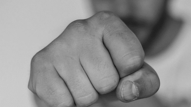 Ohne ersichtlichen Grund attackierte ein Mann in Roth mehrere Polizisten, die gerade eine Unfallstelle absicherten. Symbolfoto: ToNic-Pics/pixabay.de