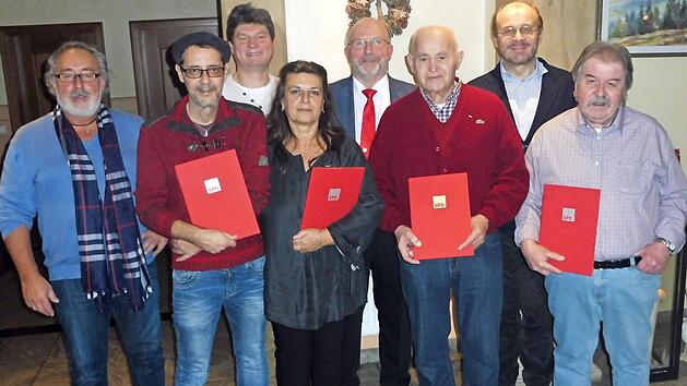 Der SPD-Ortsverein Wei&szlig;enbrunn dankte jahrzehntelangen Mitgliedern. Das Bild zeigt (von links) Vorsitzenden Bernd Schneider, Frieder M&ouml;ller, stellvertretenden Vorsitzenden Heiko F&uuml;chsel, Elisabeth Schneider, B&uuml;rgermeister Egon Herrmann, Georg Heinlein, Kreisvorsitzenden Ralf Pohl und Dieter Dehmel. Foto: Dieter Wolf
