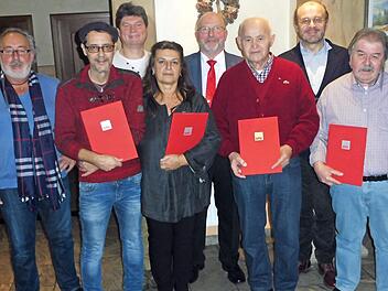 Der SPD-Ortsverein Weißenbrunn dankte jahrzehntelangen Mitgliedern. Das Bild zeigt (von links) Vorsitzenden Bernd Schneider, Frieder Möller, stellvertretenden Vorsitzenden Heiko Füchsel, Elisabeth Schneider, Bürgermeister Egon Herrmann, Georg Heinlein, Kreisvorsitzenden Ralf Pohl und Dieter Dehmel. Foto: Dieter Wolf