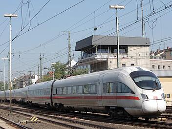 Bahnstrecke gesperrt: ICE zwischen München und Berlin müssen umgeleitet werden. In Oberfranken geht an diesem Wochenende gar nichts mehr. Foto: Marco Krefting/dpa