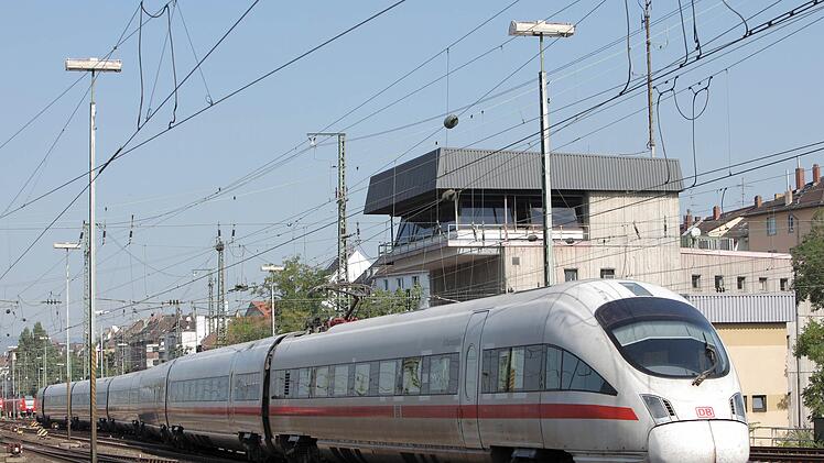 Bahnstrecke gesperrt: ICE zwischen München und Berlin müssen umgeleitet werden. In Oberfranken geht an diesem Wochenende gar nichts mehr. Foto: Marco Krefting/dpa