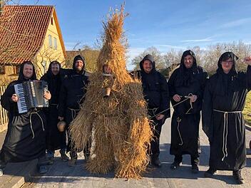 Langes Stroh, eine Kuhglocke und ein Seil brauchten die Mitglieder des Detterer Angelsportvereins, um nach altem Brauch den Winter zu vertreiben. Das war eine  riesengro&szlig;e Gaudi.  Gerlinde Ke&szlig;ler